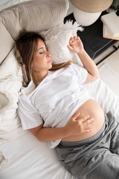 На каком сроке беременности может появиться выпуклый живот?
